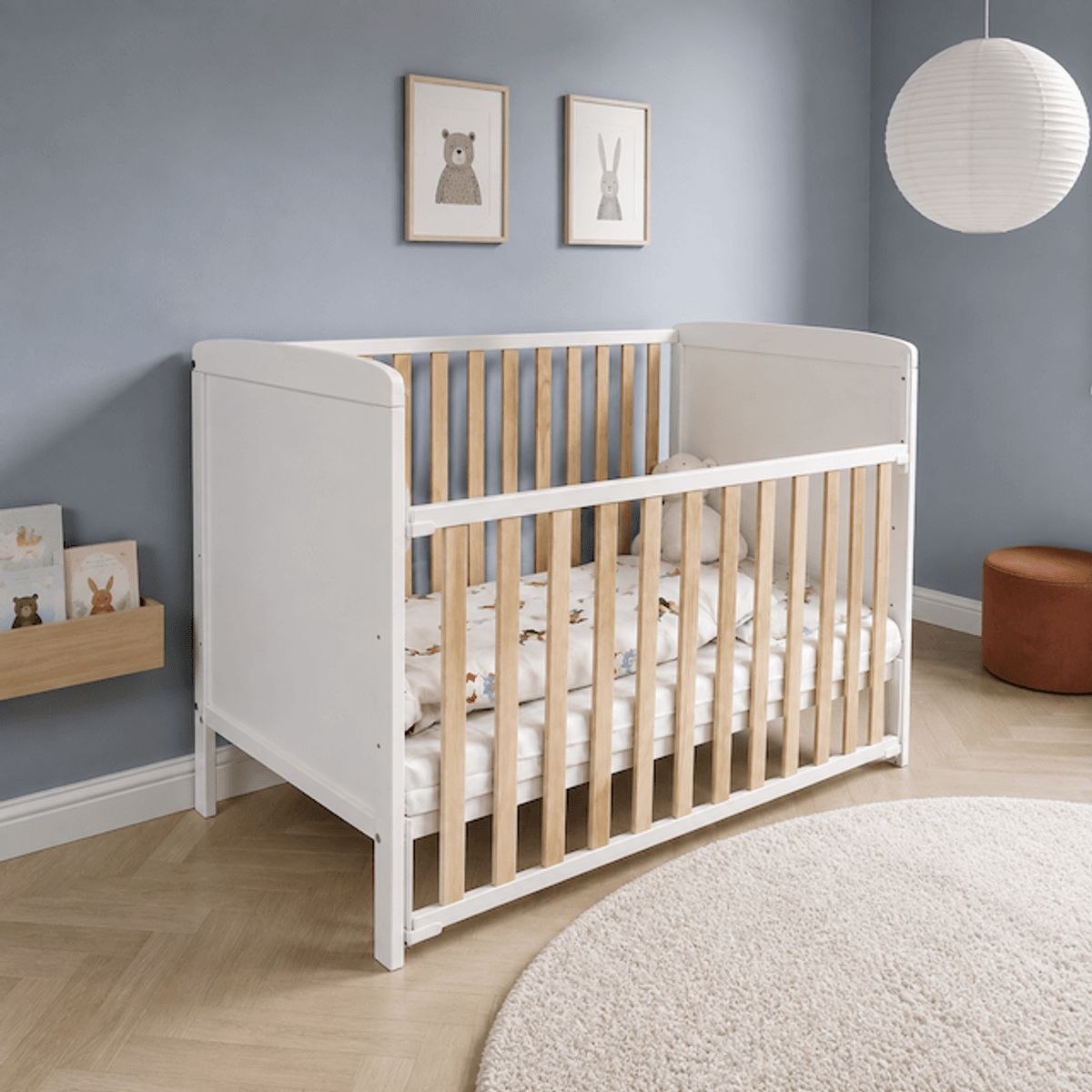 Troller | Luna Sprinkelseng | Justerbar Side 120x60 cm | Hvit/Natur